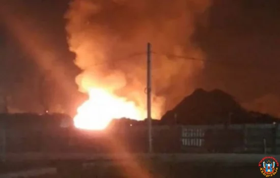 Ночью на улице Промышленной в Батайске произошел крупный пожар
