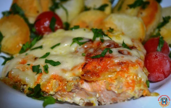 Стейк из лосося под сырно-овощной шубой