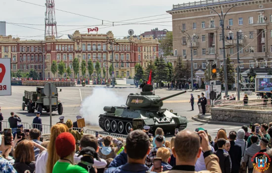 2,5 тысяч человек приняли участие в военном параде на Театральной площади Ростова