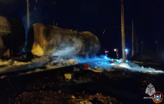 Несколько вагонов сошли с рельсов, возник пожар в Ростовской области